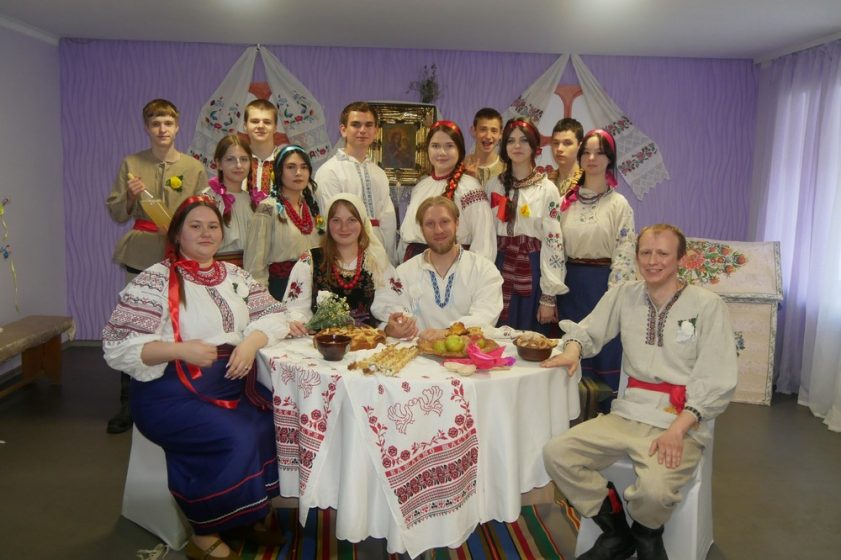 Випускник Нікопольскої театральної студії взяв участь у відтворенні давнього українського весільного обряду (фото)